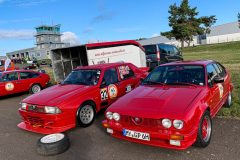 foto-alfa-romeo-75-pista-e-piloti-flugplatz
